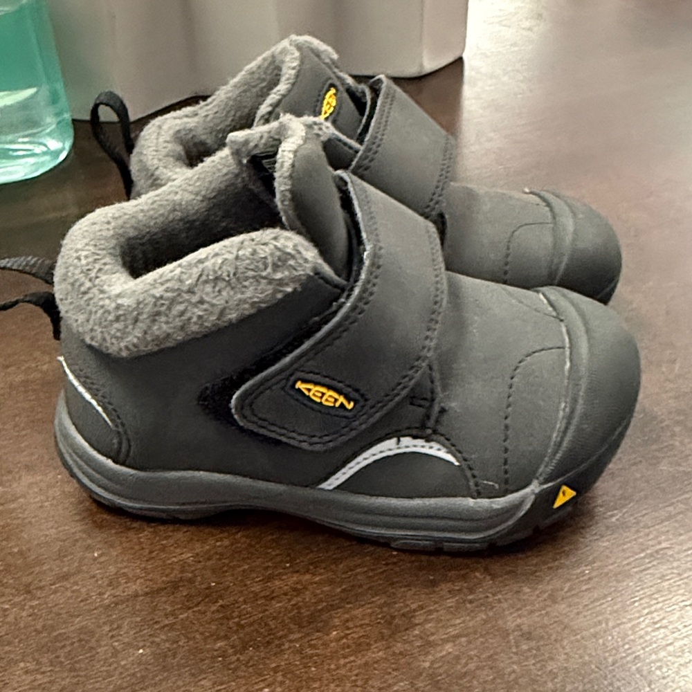 Keen Kootenay Boots in charcoal and black